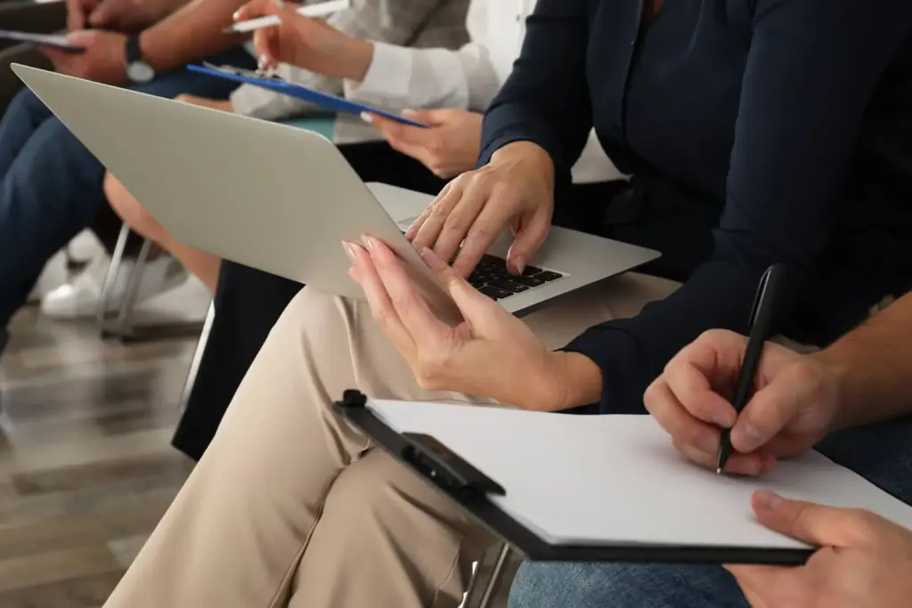 Meeting professionale con laptop e appunti.